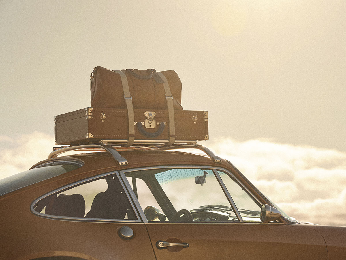 Baúl y bolsa Keepall de Louis Vuitton sobre la baca a medida del Porsche 911 Reimagined by Singer