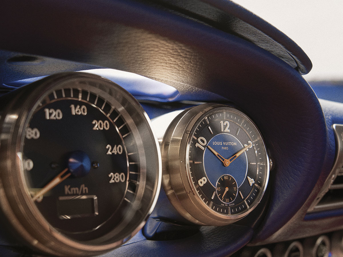 Reloj Tambour de Louis Vuitton integrado en el salpicadero azul cobalto del Porsche 911 de Singer