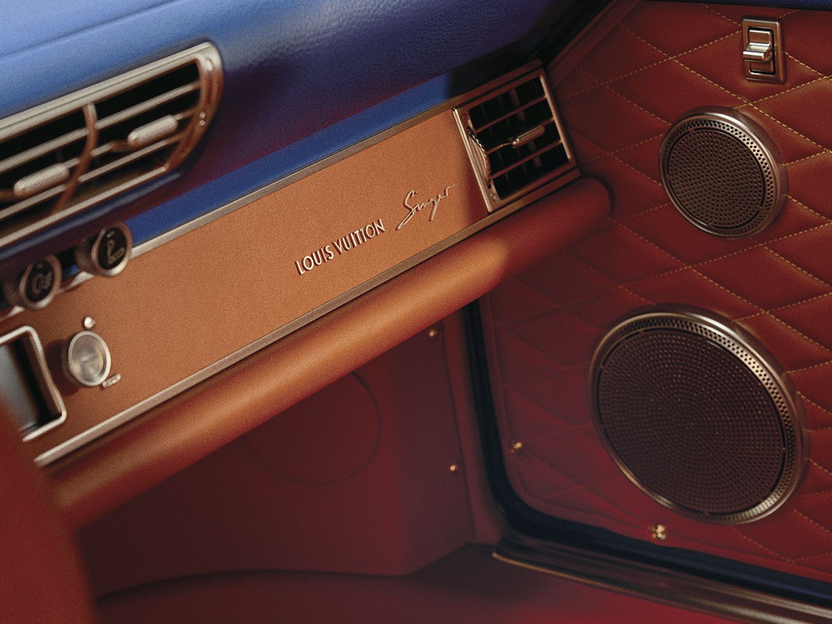 Salpicadero en piel con la firma Louis Vuitton Singer y mandos metálicos artesanales en el Porsche 911