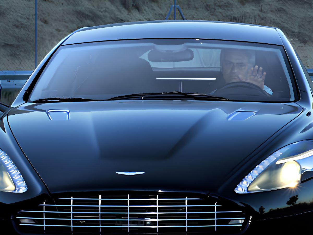 Mourinho conduciendo Aston Martin Rapide