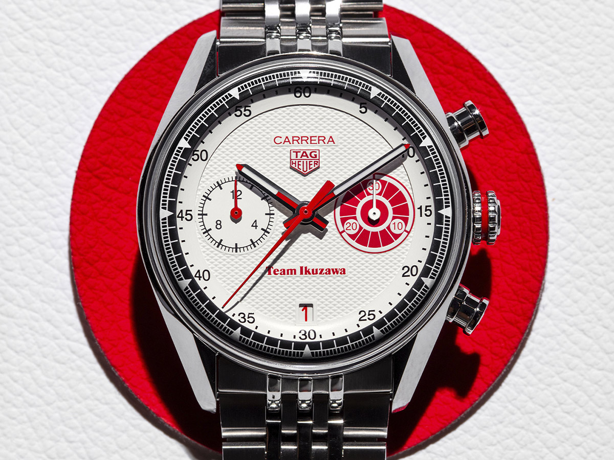 Esfera blanca con textura Clous de Paris del TAG Heuer Carrera Chronograph x Team Ikuzawa, con contador rojo a las 3 y firma de la escudería japonesa