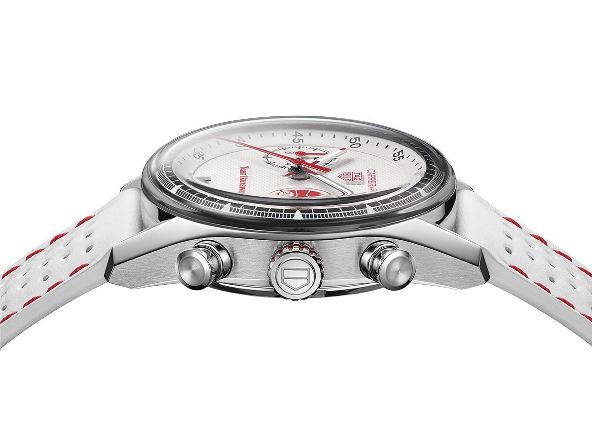 Perfil del TAG Heuer Carrera Glassbox de 39 mm con cristal de zafiro abombado, corona con anillo rojo y correa de piel blanca perforada