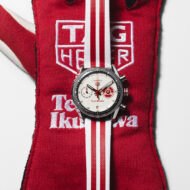 TAG Heuer resucita los colores del automovilismo japonés con un reloj edición limitada que solo tendrán 150 personas en todo el mundo Edición limitada TAG Heuer Carrera Chronograph x Team Ikuzawa sobre un guante de competición rojo con los logotipos de la escudería japonesa