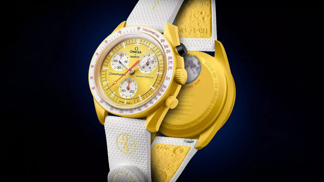 Reloj amarillo Swatch MISSION TO THE SUN - SOLAR ECLIPSE exhibido por delante y por detrás sobre fondo oscuro