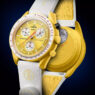 Reloj amarillo Swatch MISSION TO THE SUN - SOLAR ECLIPSE exhibido por delante y por detrás sobre fondo oscuro