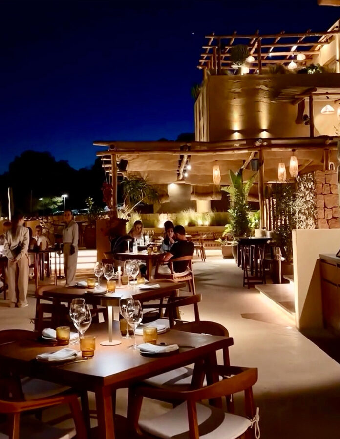 Ambiente nocturno de la terraza del restaurante Madunia en Ibiza, con mesas iluminadas con velas