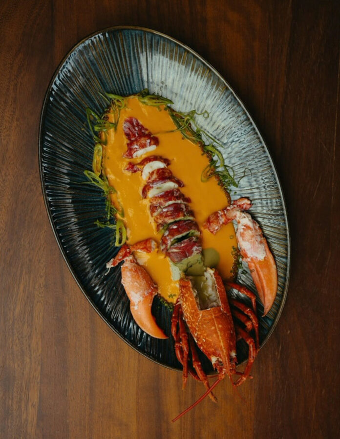 Marisco a la brasa con salsa emulsionada servido en plato de cerámica en el restaurante Madunia Ibiza