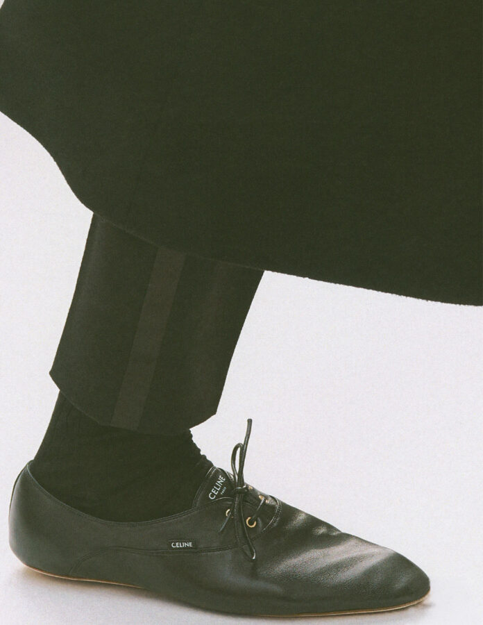 Detalle de las sneakerinas negras de piel de Celine con cordones finos y calcetín negro, tendencia otoño 2026
