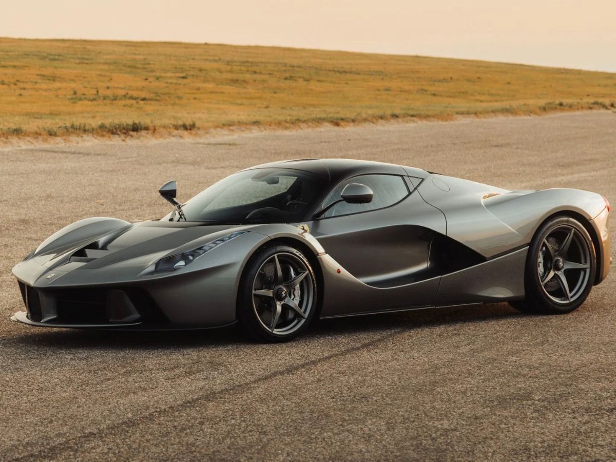 Imagen de un LaFerrari de 2015 en color Grigio Ferro Metallizzato