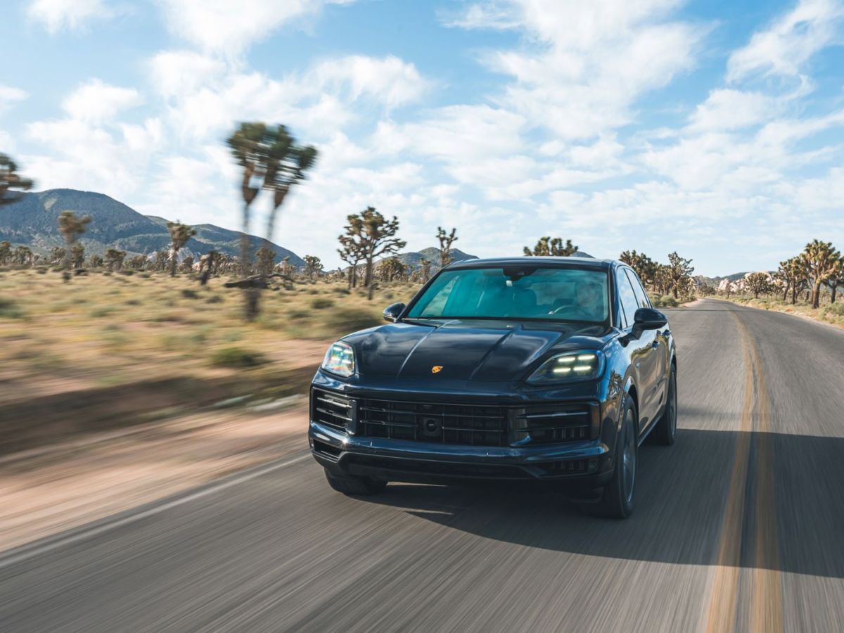 Foto del Porsche Cayenne E-Hybrid en tono Algarve Blue Metallic