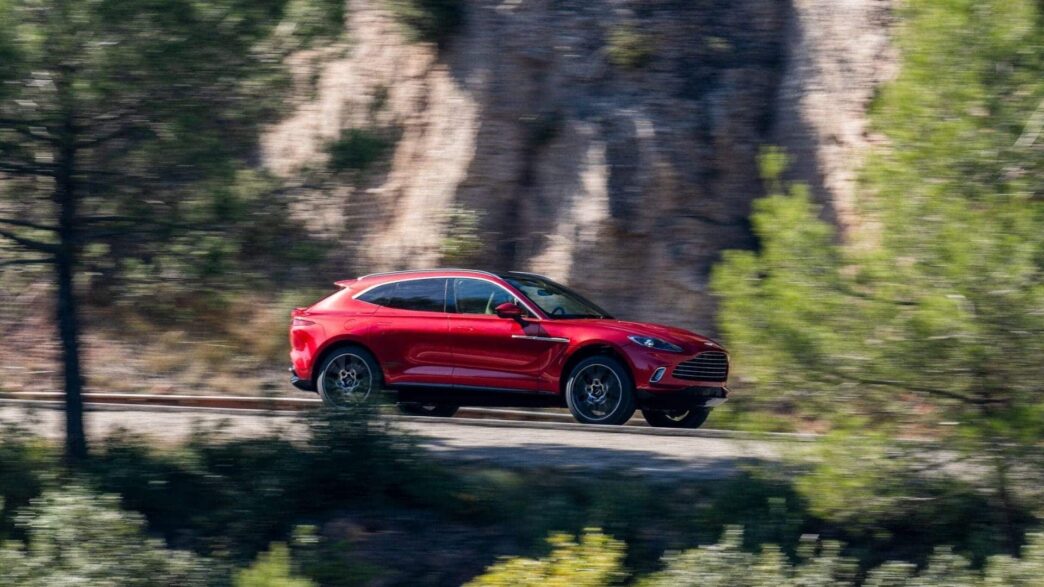 El Aston Martin DBX 2021 en tono rojo carmesí