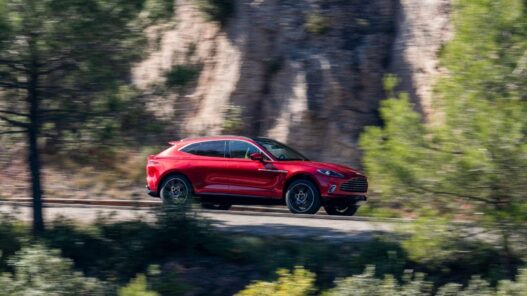 El Aston Martin DBX 2021 en tono rojo carmesí