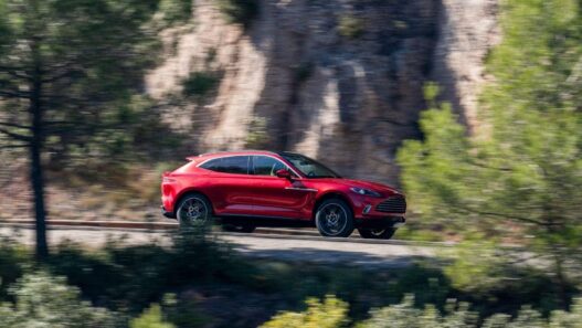 El Aston Martin DBX 2021 en tono rojo carmesí