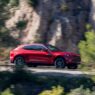 El Aston Martin DBX 2021 en tono rojo carmesí