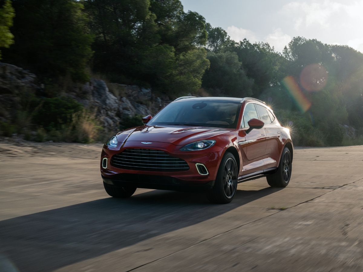 Vista frontal del primer SUV de Aston Martin