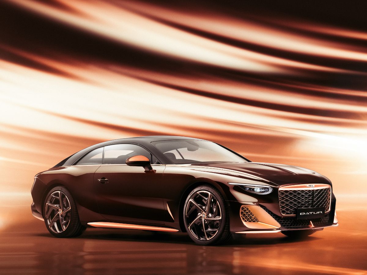 Vista del Bentley Batur en tono Black Rose