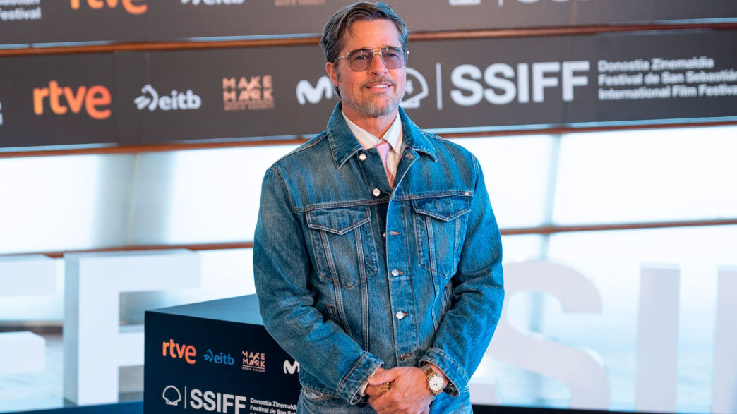 Brad Pitt con el Patek Philippe Calatrava 2526 de oro en el photocall de En el corazón de la bestia en San Sebastián.