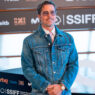 Brad Pitt con el Patek Philippe Calatrava 2526 de oro en el photocall de En el corazón de la bestia en San Sebastián.