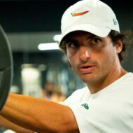 La fórmula infalible de Carlos Sainz para entrenar antes del Gran Premio de Fórmula 1: bici, piscina y pádel Carlos Sainz entrenando gimnasio pesas