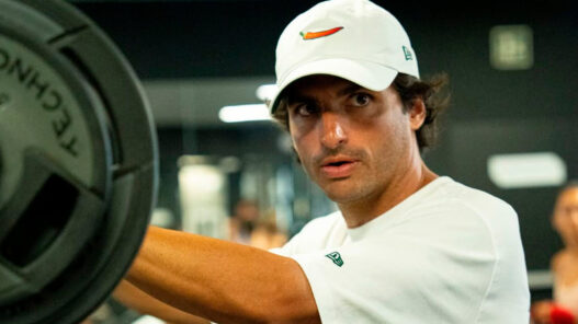 Carlos Sainz entrenando gimnasio pesas
