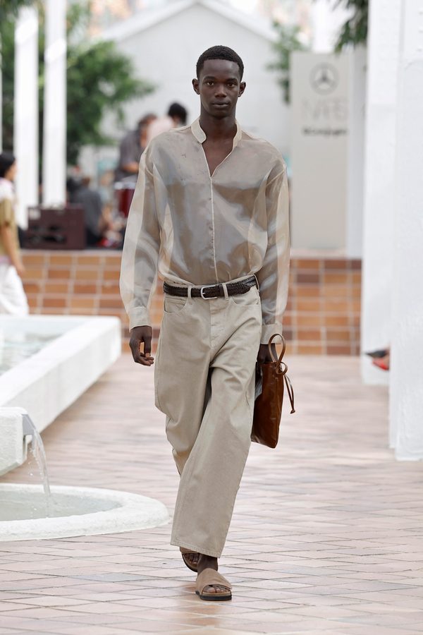 Look del desfile Adolfo Domínguez Chroma primavera-verano 2027 en Mercedes-Benz Fashion Week Madrid