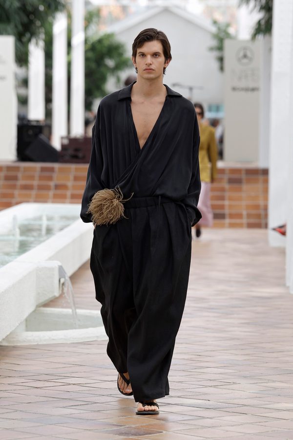 Look del desfile Adolfo Domínguez Chroma primavera-verano 2027 en Mercedes-Benz Fashion Week Madrid