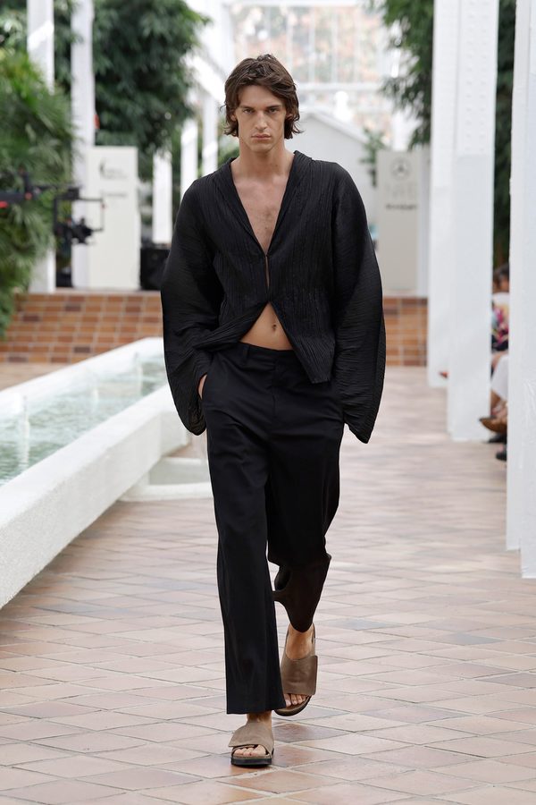 Look del desfile Adolfo Domínguez Chroma primavera-verano 2027 en Mercedes-Benz Fashion Week Madrid