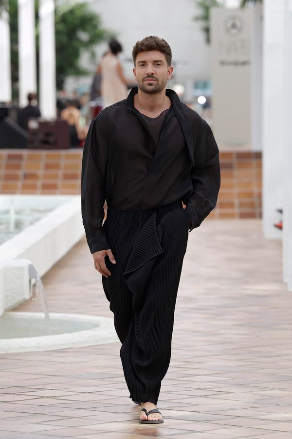 Pablo Alborán Look del desfile Adolfo Domínguez Chroma primavera-verano 2027 en Mercedes-Benz Fashion Week Madrid