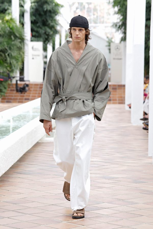 Look del desfile Adolfo Domínguez Chroma primavera-verano 2027 en Mercedes-Benz Fashion Week Madrid