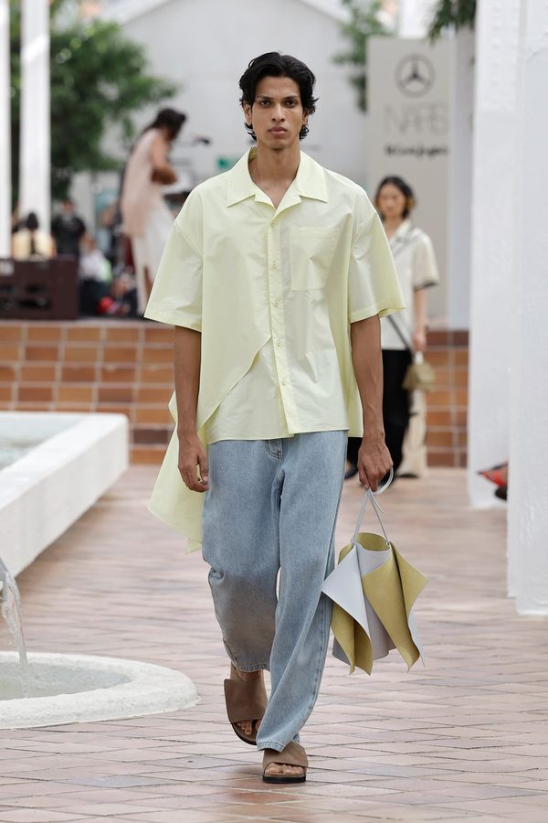 Look del desfile Adolfo Domínguez Chroma primavera-verano 2027 en Mercedes-Benz Fashion Week Madrid