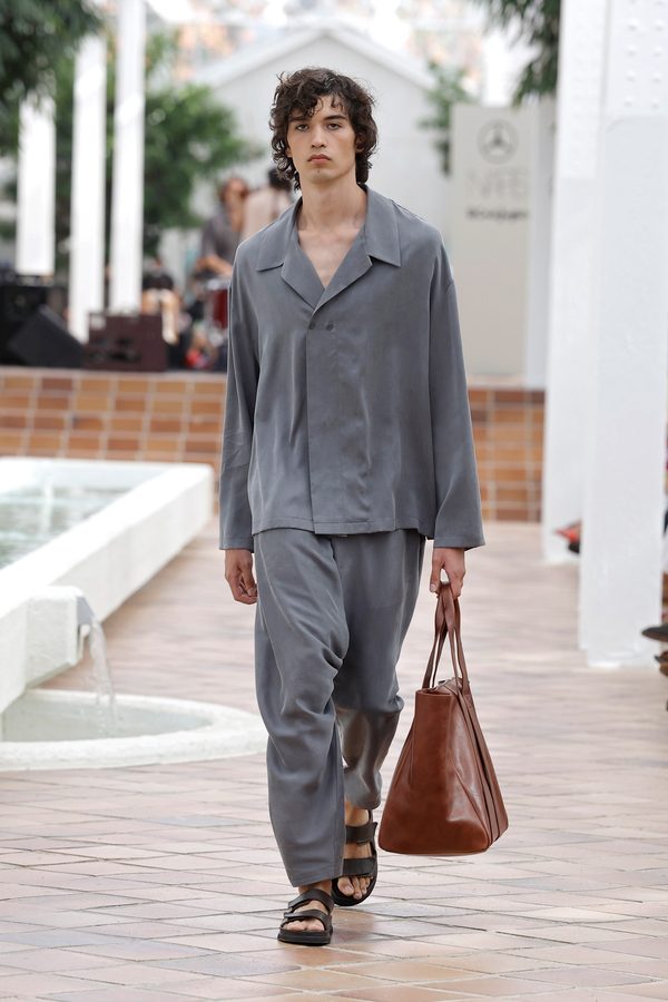 Look del desfile Adolfo Domínguez Chroma primavera-verano 2027 en Mercedes-Benz Fashion Week Madrid