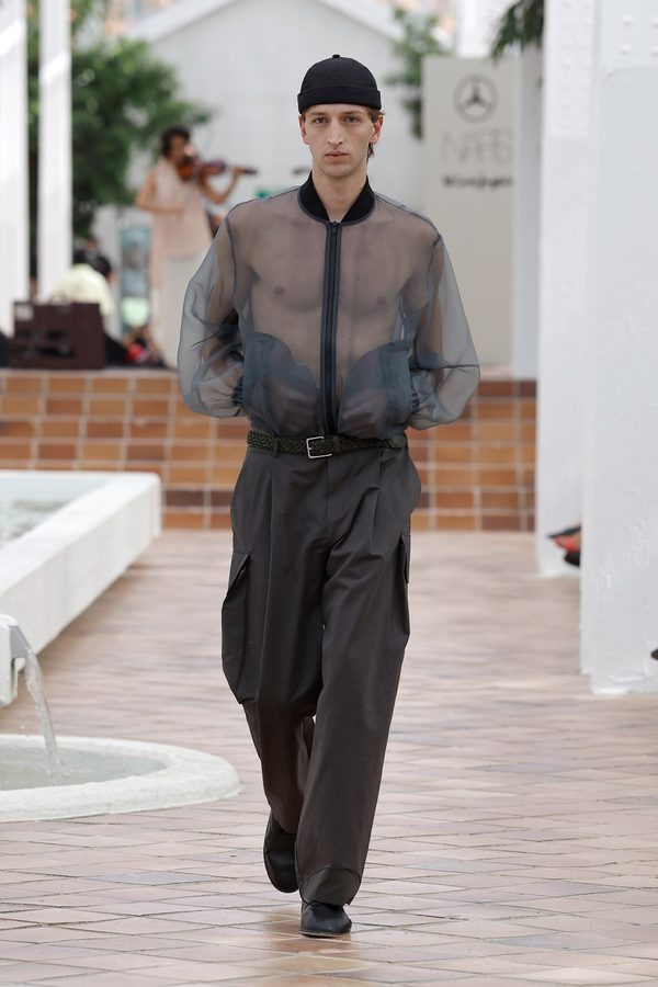 Look del desfile Adolfo Domínguez Chroma primavera-verano 2027 en Mercedes-Benz Fashion Week Madrid