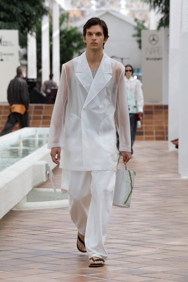 Look del desfile Adolfo Domínguez Chroma primavera-verano 2027 en Mercedes-Benz Fashion Week Madrid
