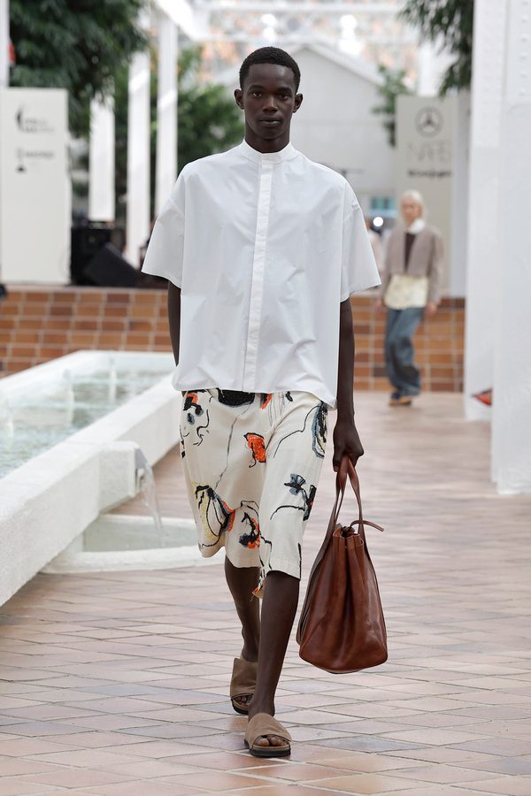 Look del desfile Adolfo Domínguez Chroma primavera-verano 2027 en Mercedes-Benz Fashion Week Madrid