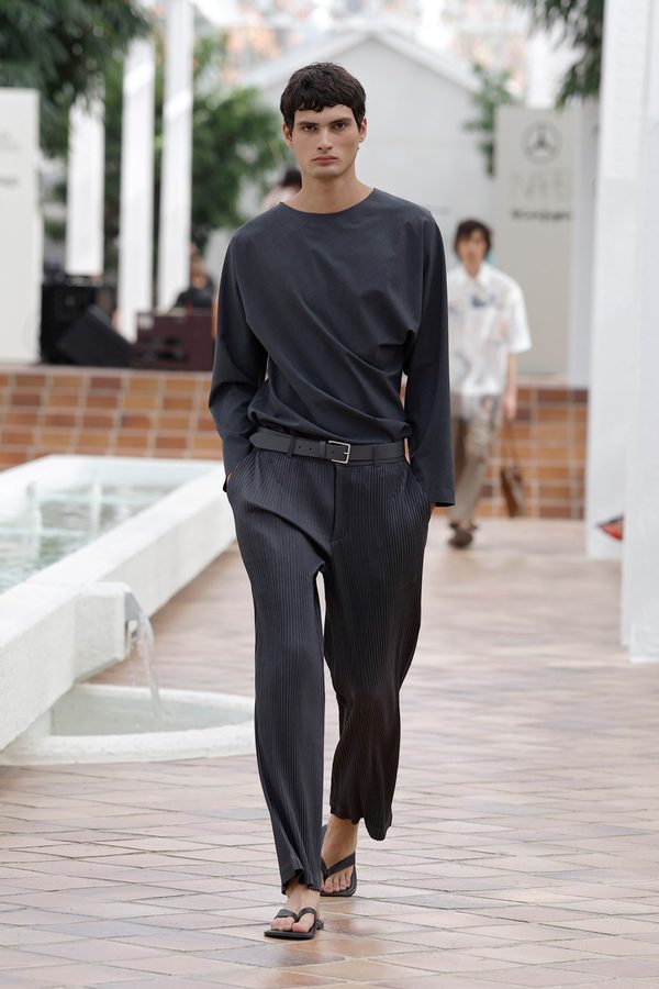 Look del desfile Adolfo Domínguez Chroma primavera-verano 2027 en Mercedes-Benz Fashion Week Madrid