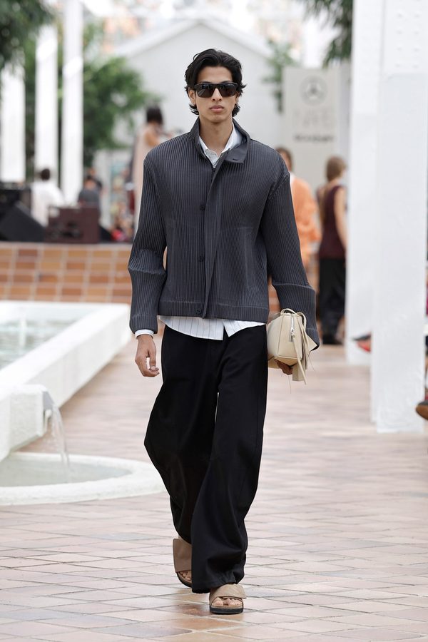 Look del desfile Adolfo Domínguez Chroma primavera-verano 2027 en Mercedes-Benz Fashion Week Madrid