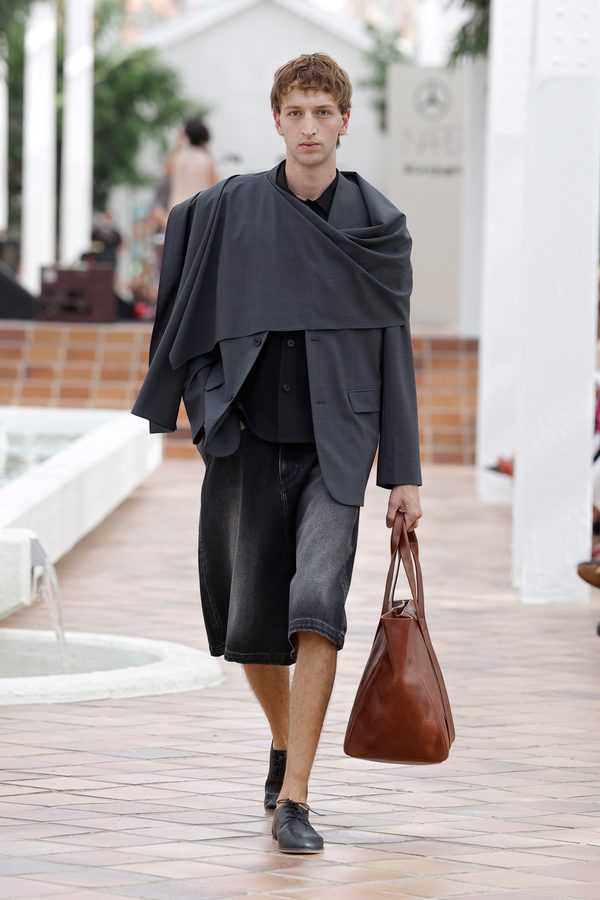 Look del desfile Adolfo Domínguez Chroma primavera-verano 2027 en Mercedes-Benz Fashion Week Madrid