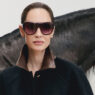 Eugenia Silva con gafas de sol Mó DOMA burdeos de lente degradada junto a un caballo negro