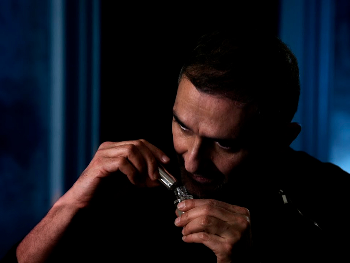 Francis Kurkdjian, oliendo perfume Dior Sauvage Extrait