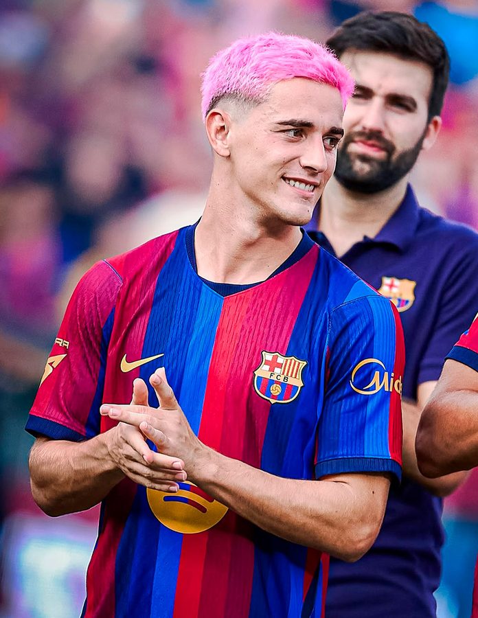 Futboliosta Gavi FC Barcelona con el pelo rosa