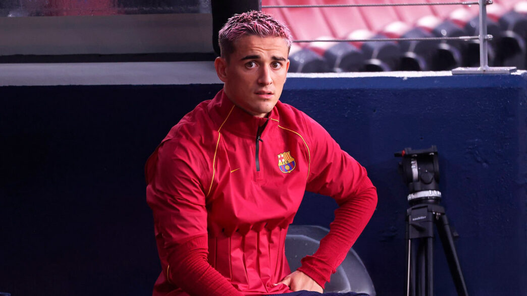 Gavi con el pelo rosa sentado en el banquillo
