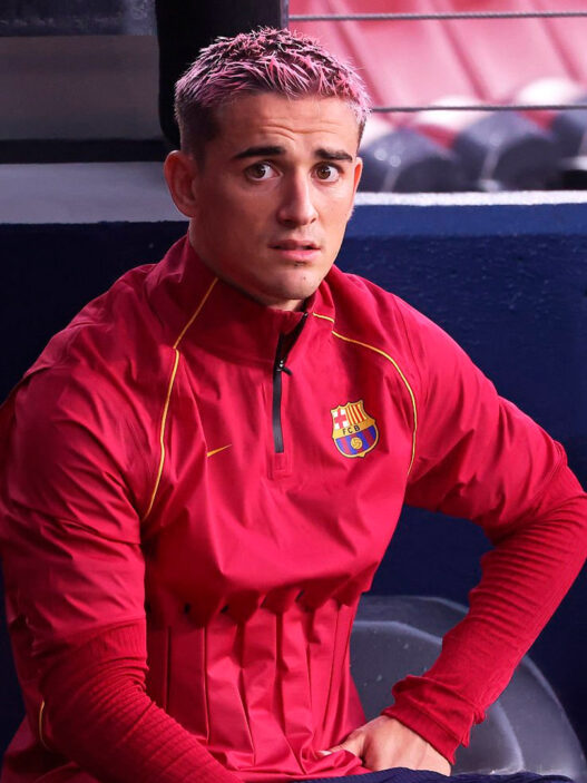 Gavi con el pelo rosa sentado en el banquillo