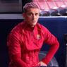 Gavi con el pelo rosa sentado en el banquillo
