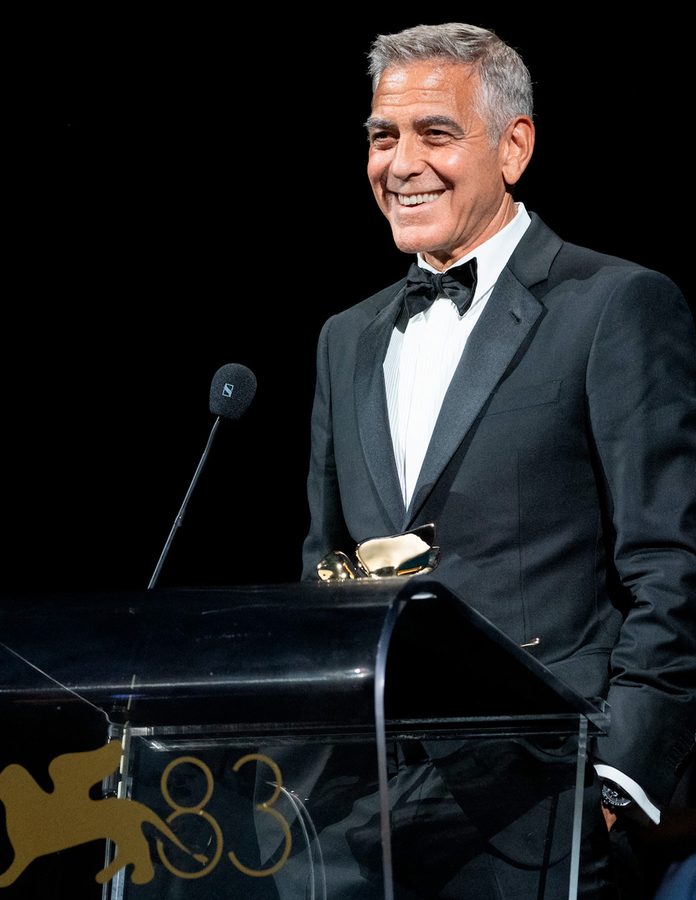 George Clooney recogió el León de Oro Honorífico 2026 en Venecia con el OMEGA Speedmaster "First OMEGA in Space". Imágenes cortesía de OMEGA