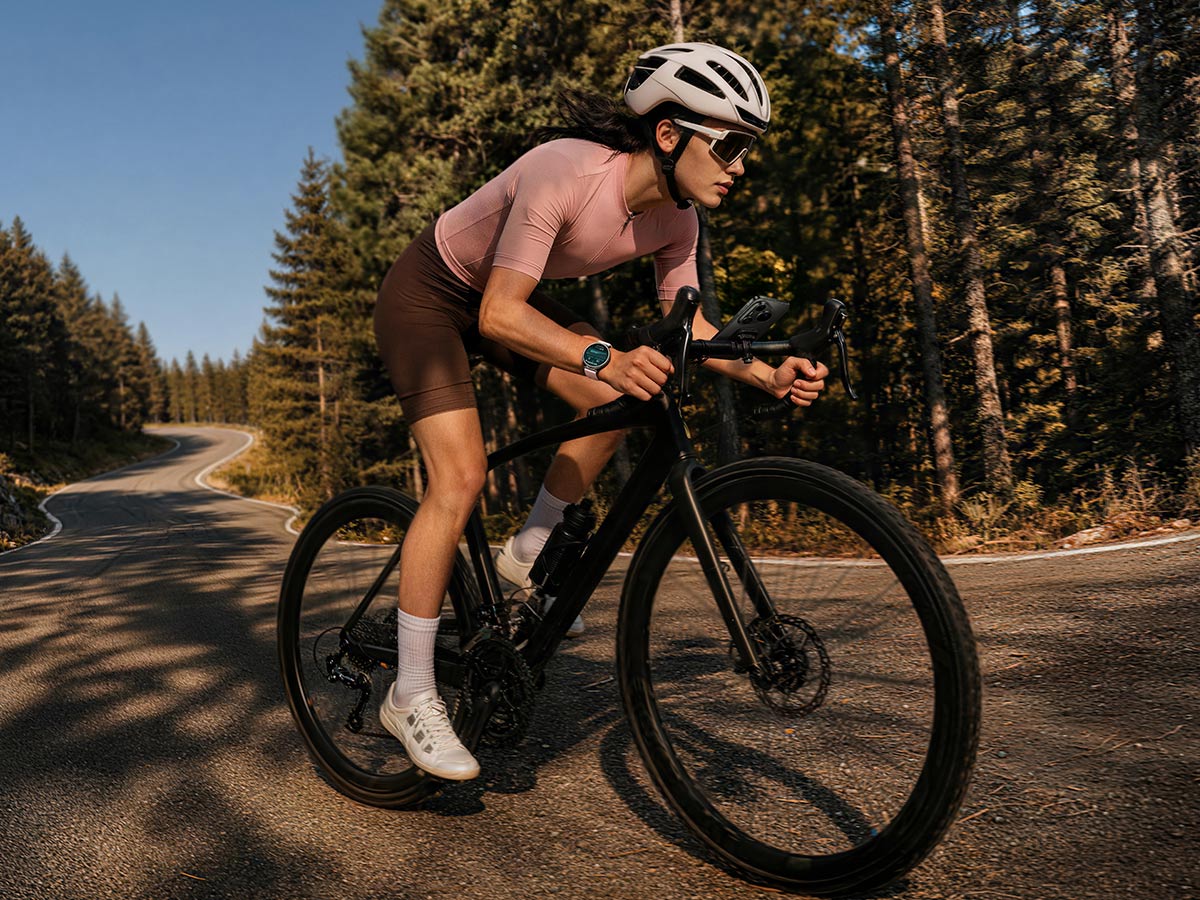 Ciclista en una carretera de montaña con el HUAWEI WATCH GT 7 en la muñeca