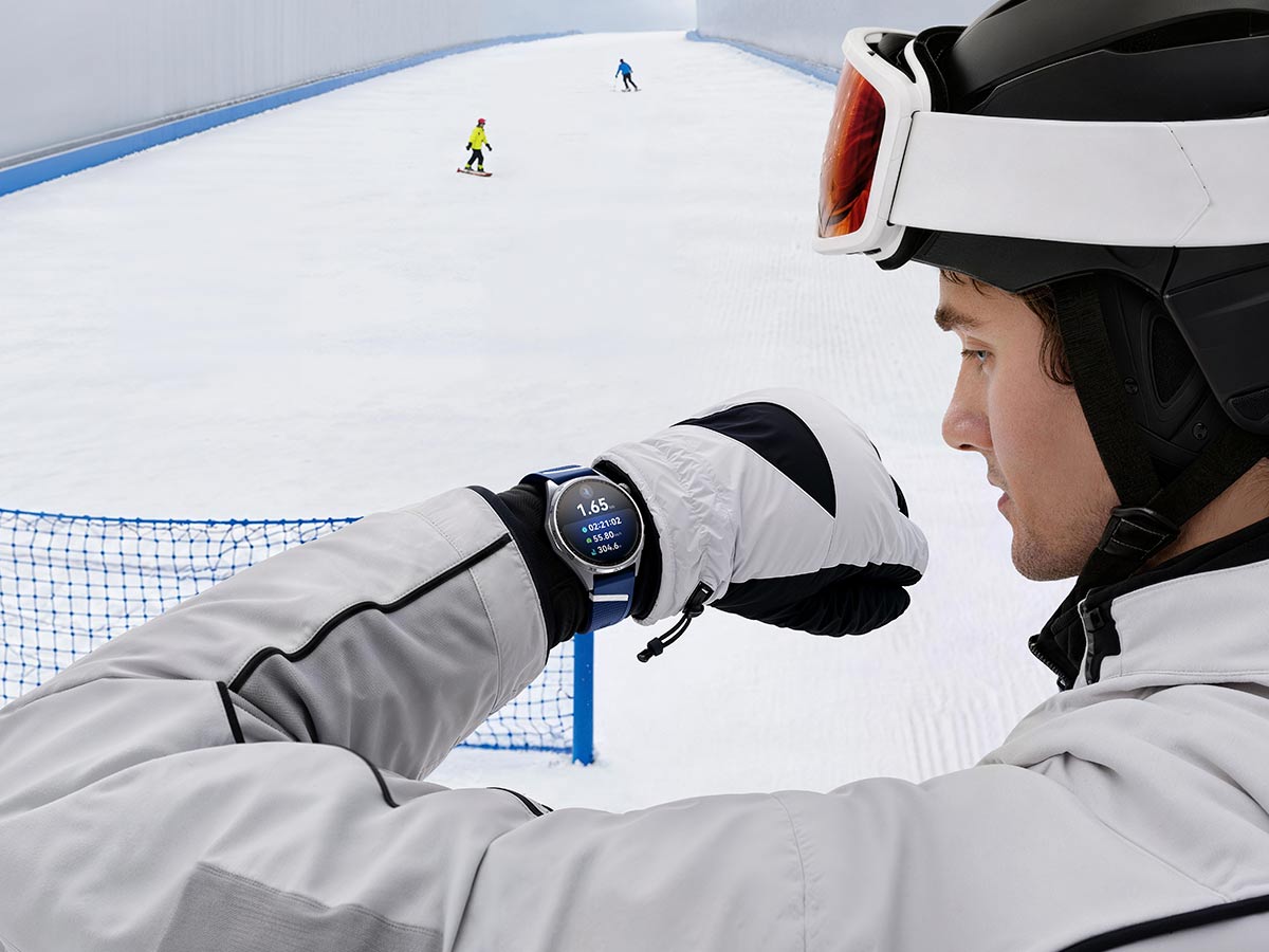 Esquiador consultando las métricas de su HUAWEI WATCH GT 7 en una pista de esquí cubierta
