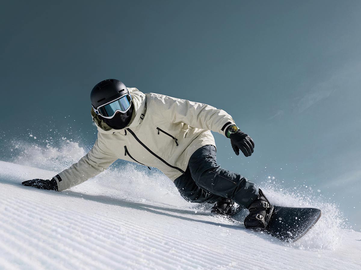 Snowboarder trazando una curva en la nieve con el HUAWEI WATCH GT 7 Pro en la muñeca