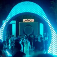 Fotomatón, tatuajes y una plataforma de luces: así ha sido la House of IQOS en Zamna Madrid Arco luminoso de la House of IQOS con el logo IQOS en el centro y público bajando hacia el escenario de noche