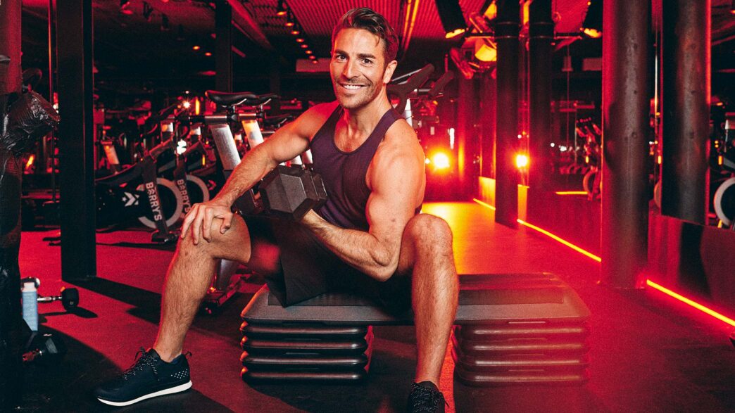 Joey Till Barrys en gimnasio haciendo biceps