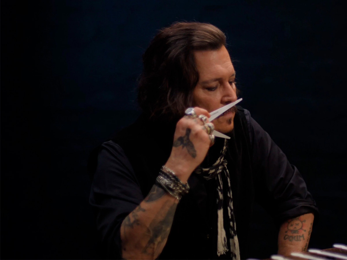 Johnny Depp oliendo Sauvage de Dior